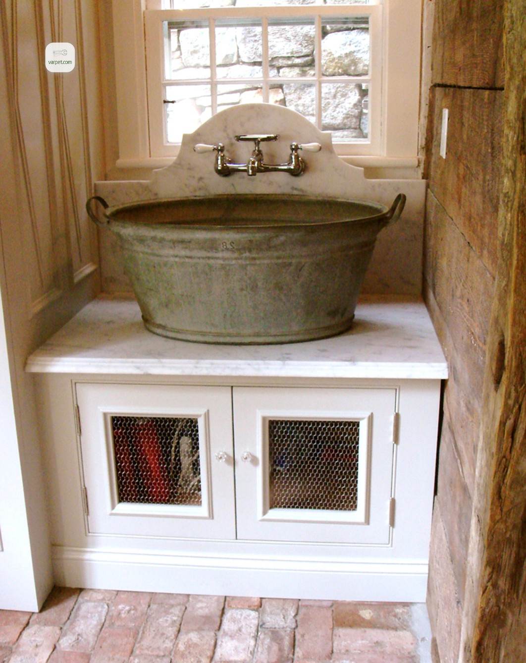 The summerhouse sink from improvised materials