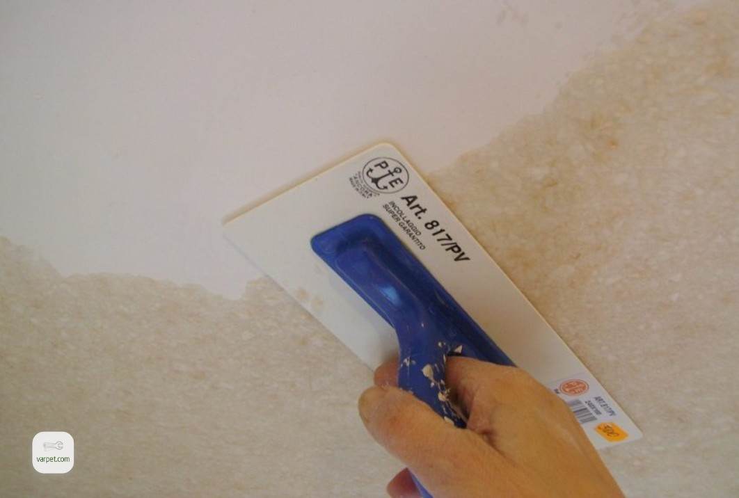 Application of liquid wallpaper on the ceiling