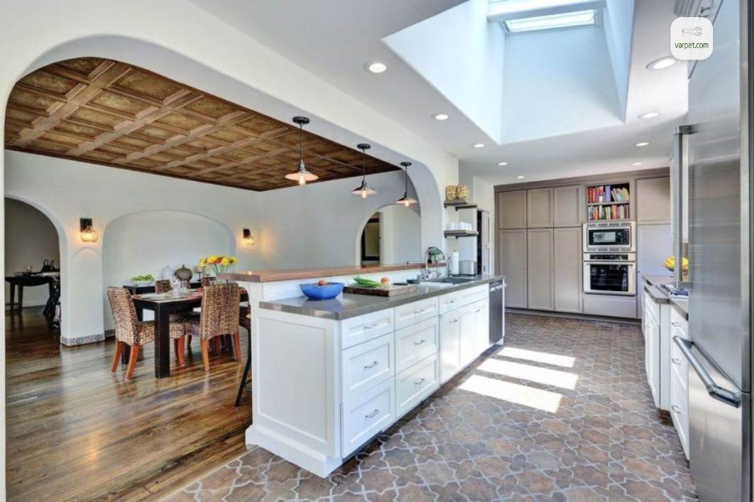 Wood and ceramic in the dining room 